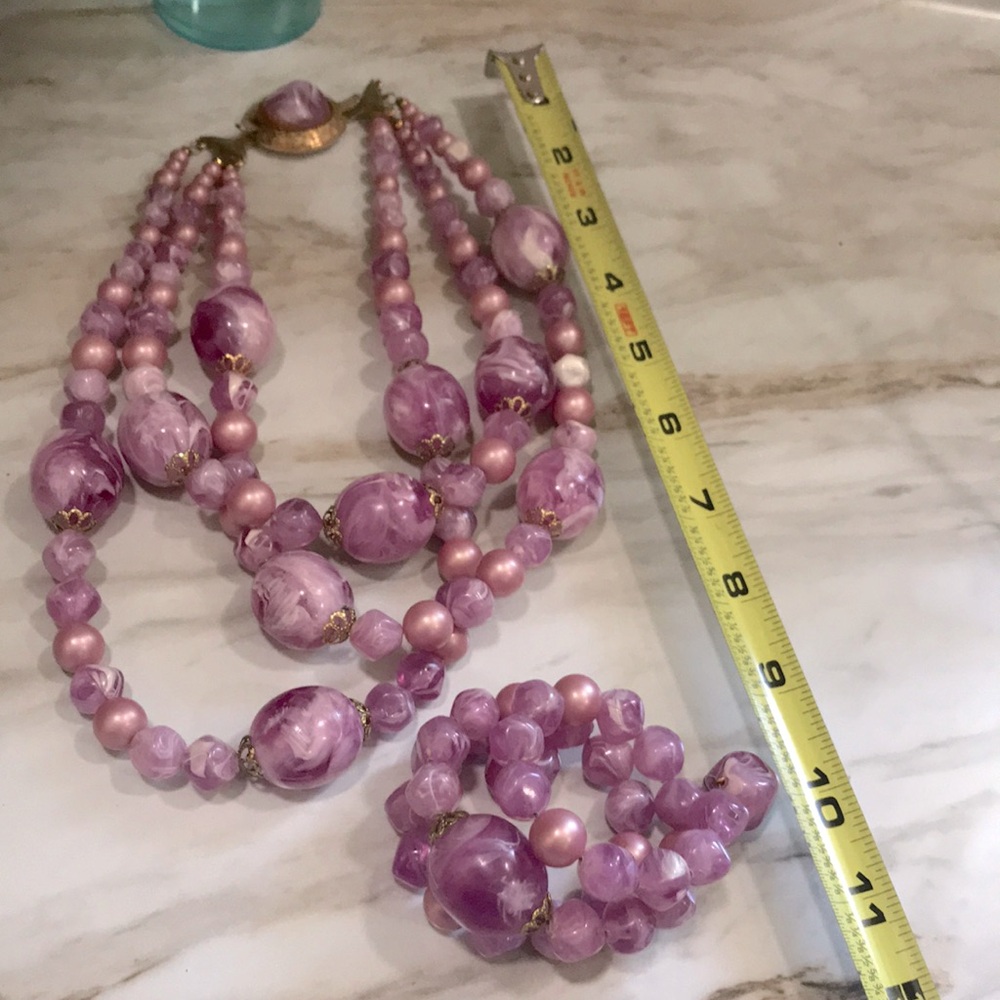 Beautiful vintage chunky purple-ish pink and white swirl beads